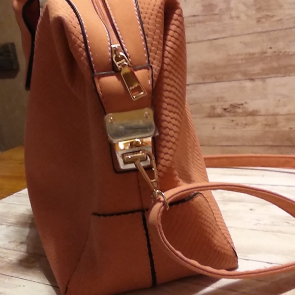 New ladies travel bag . - Picture 2 of 5